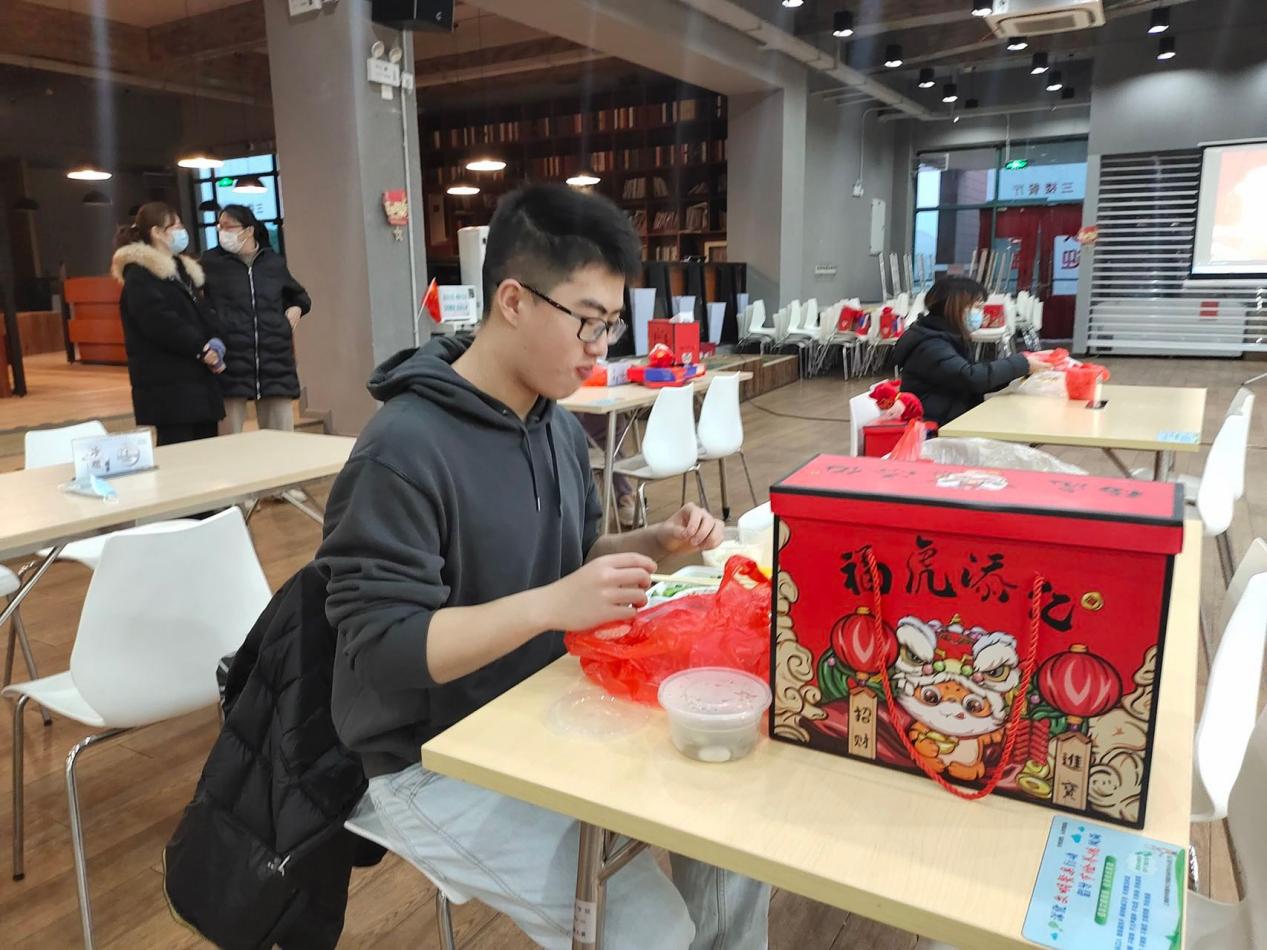 学生动手包饺子