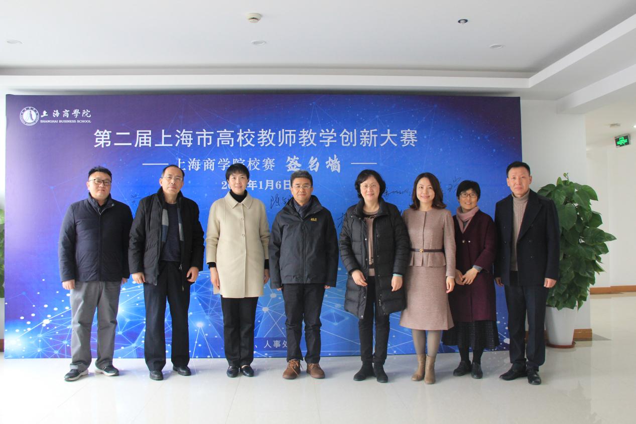 图为副校长陈剑峰、教务处处长熊平安与评委合影