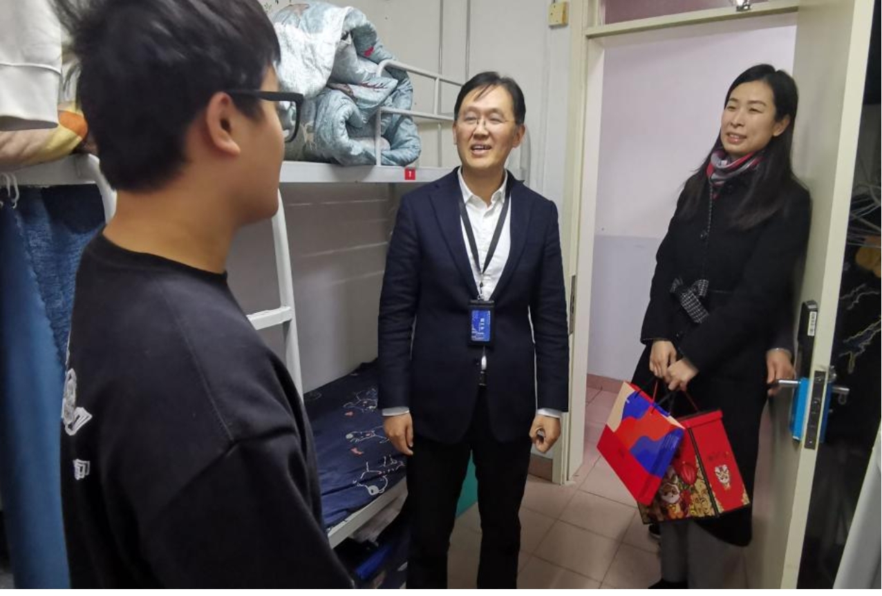 张校长现场给留校学生送新年礼物