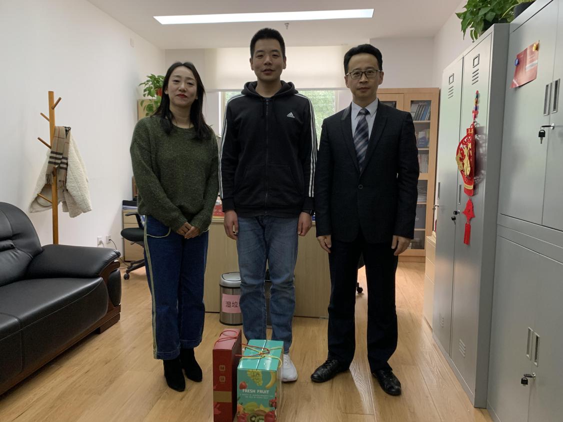 图为走访慰问照片