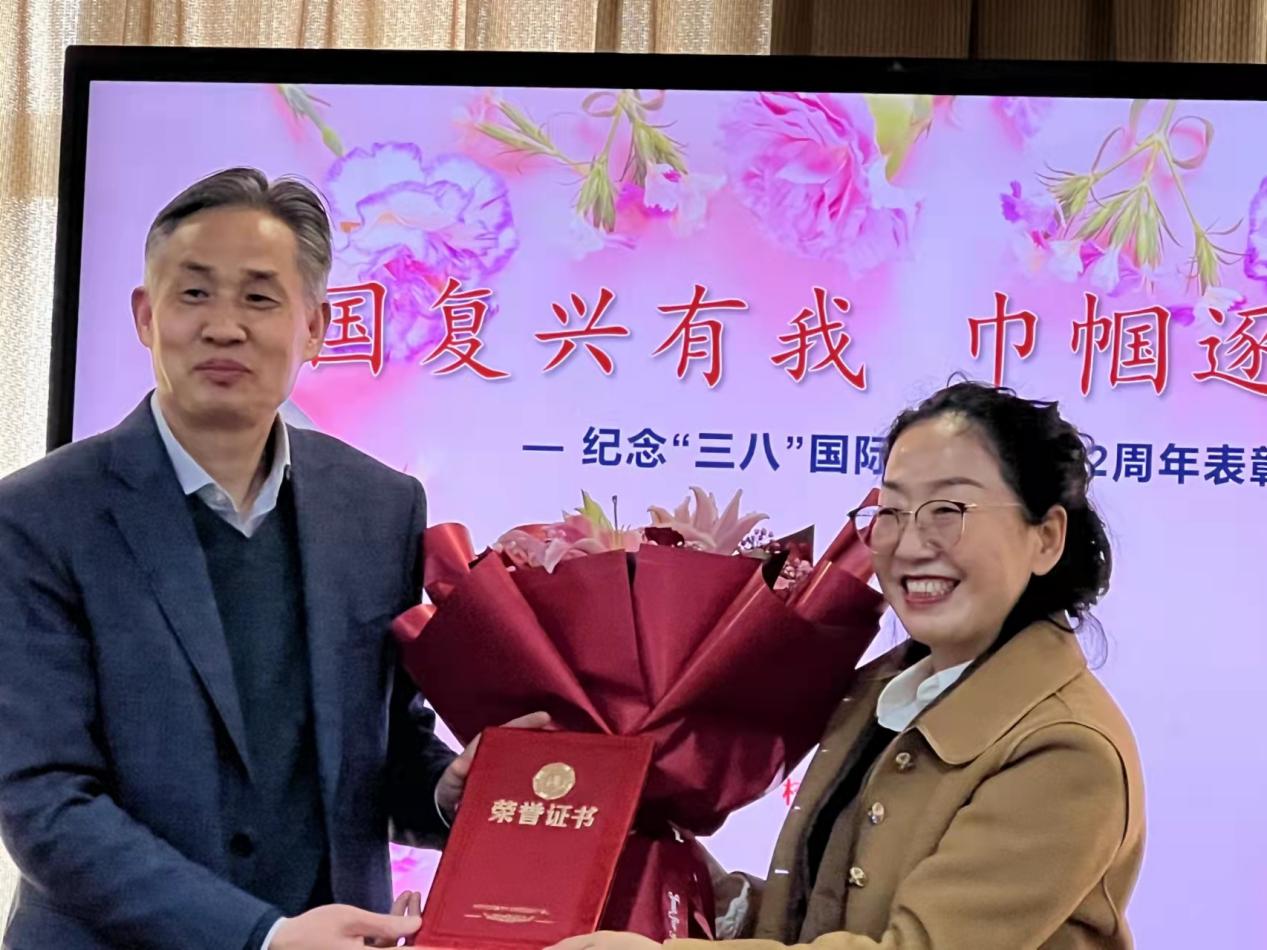 图为“上海市教育系统第十二届比翼双飞模范佳侣” 上台领奖