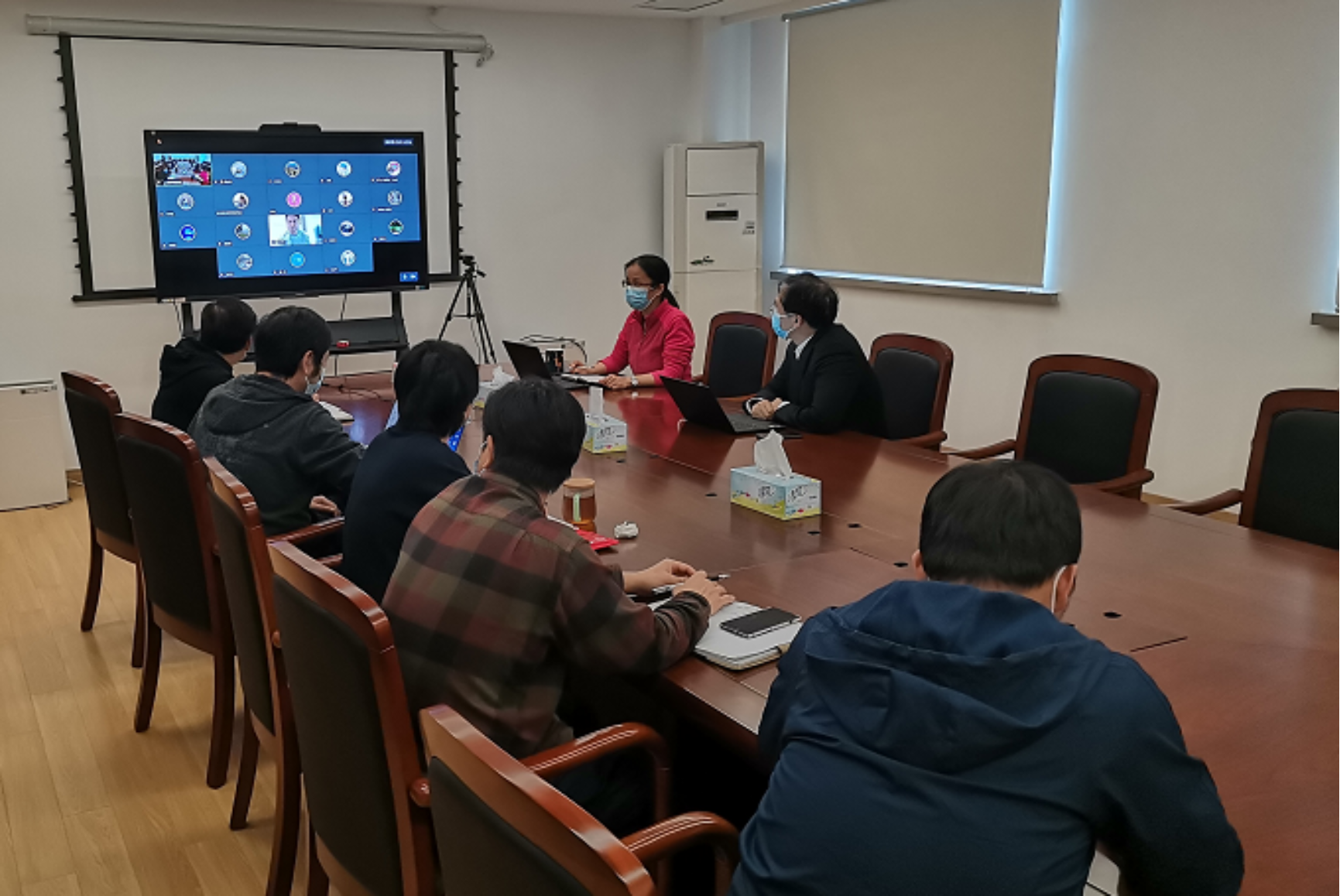 图为徐汇校区疫情防控阶段性工作推进会