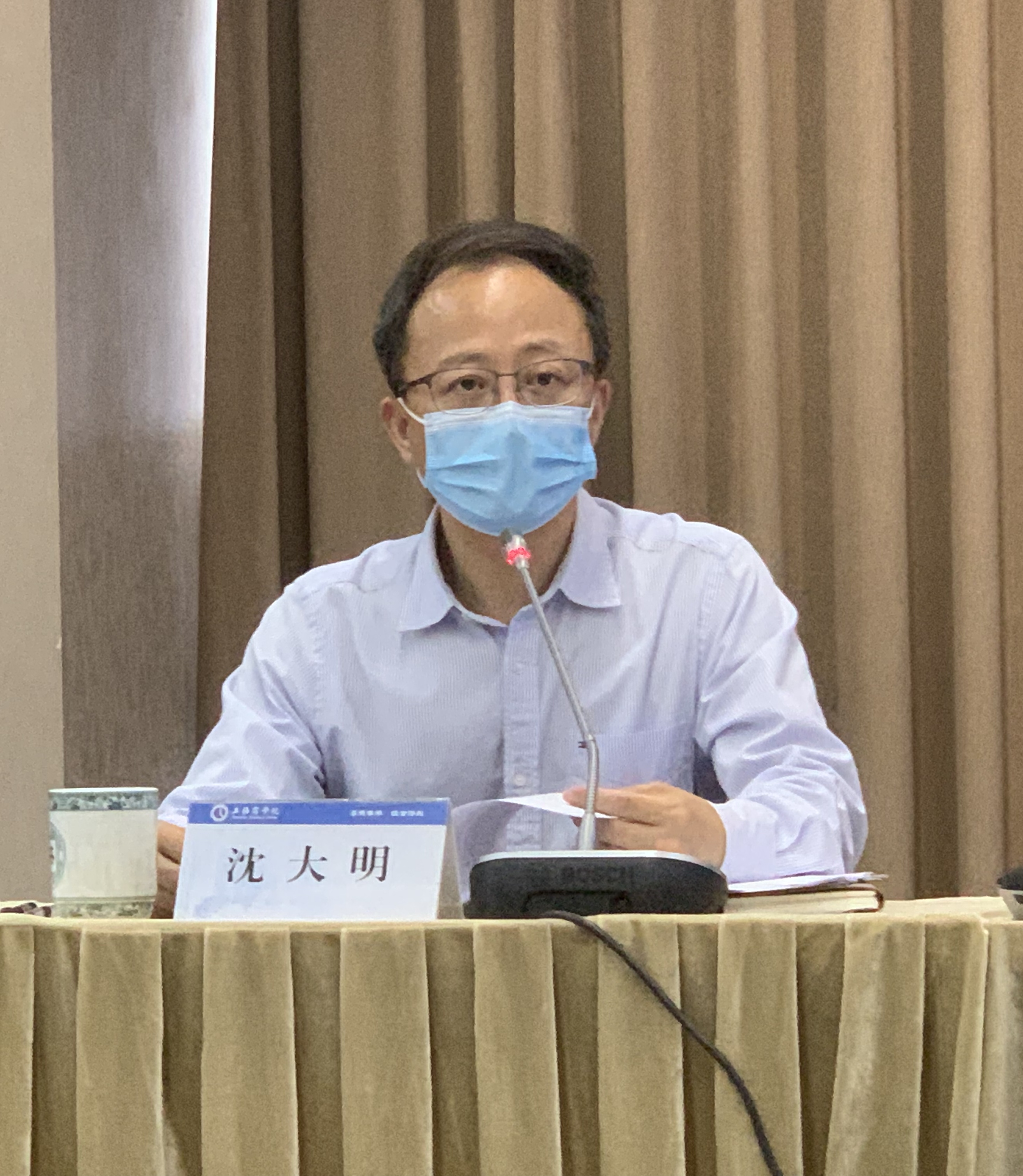 图为党委书记沈大明讲话，部署2022年全面从严治党工作。
