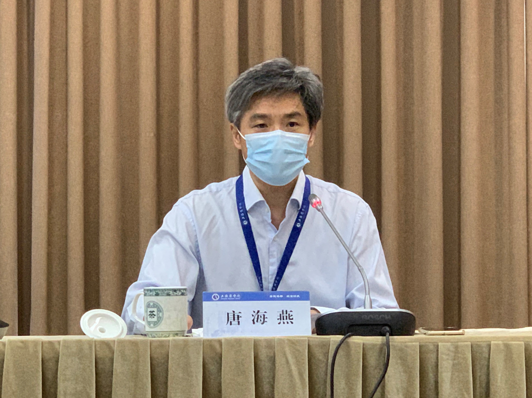 图为党委副书记、校长唐海燕主持会议，并提工作要求。