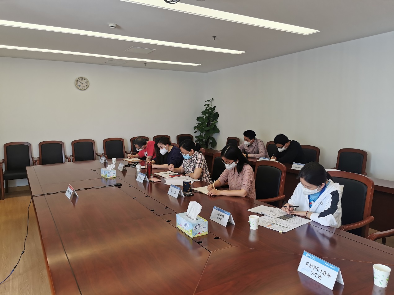 学校召开疫情防控与安全稳定工作会议，图为徐汇分会场