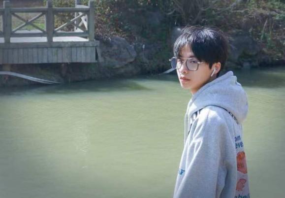 图5 产品设计类一等奖《惊鸿》，作者：陈天浩