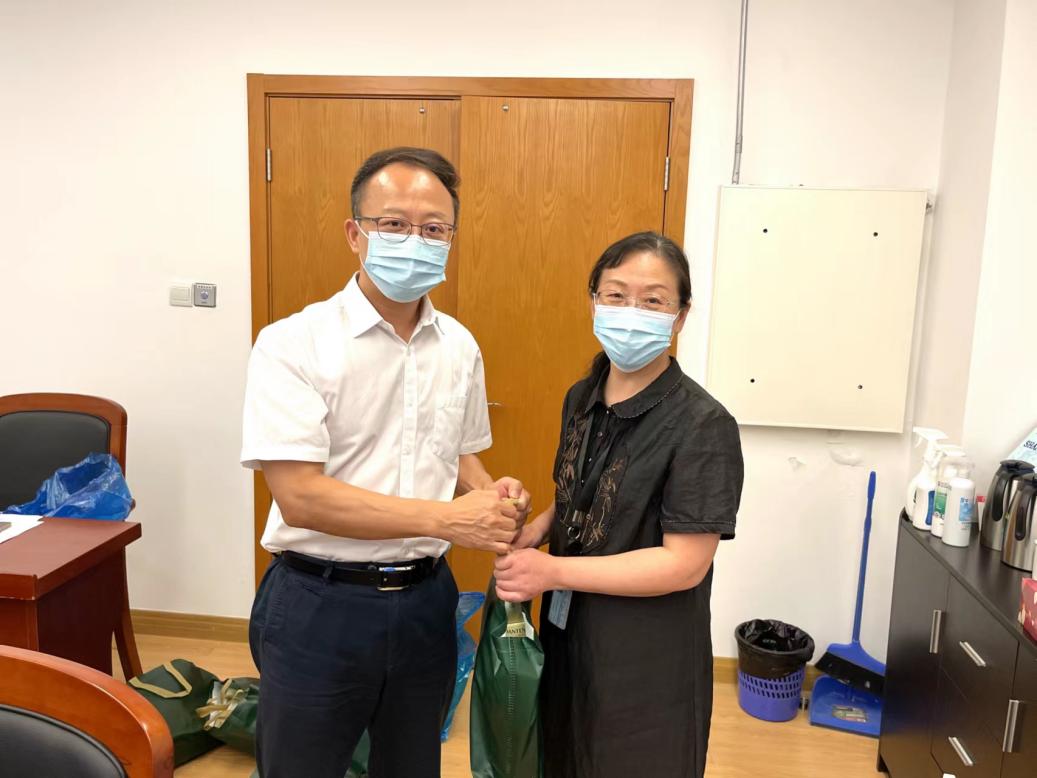 党委书记沈大明慰问暑期加班的教职工