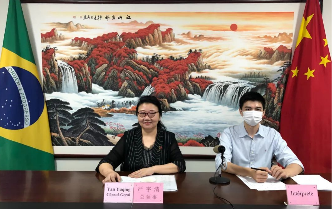 图为严宇清总领事发言