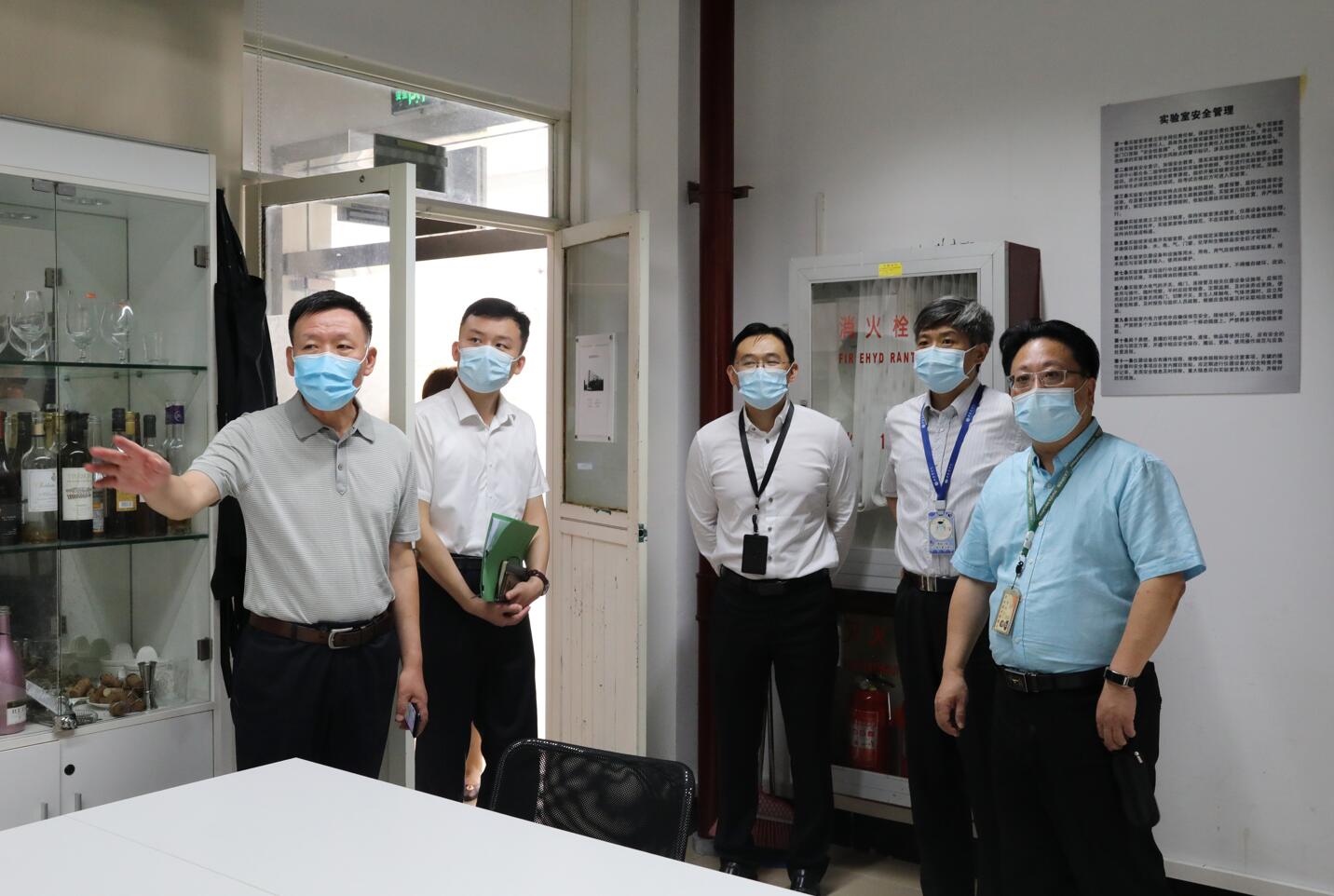 图为检查组在实验室进行安全检查