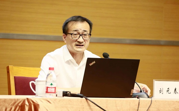 图为刘元春校长作报告