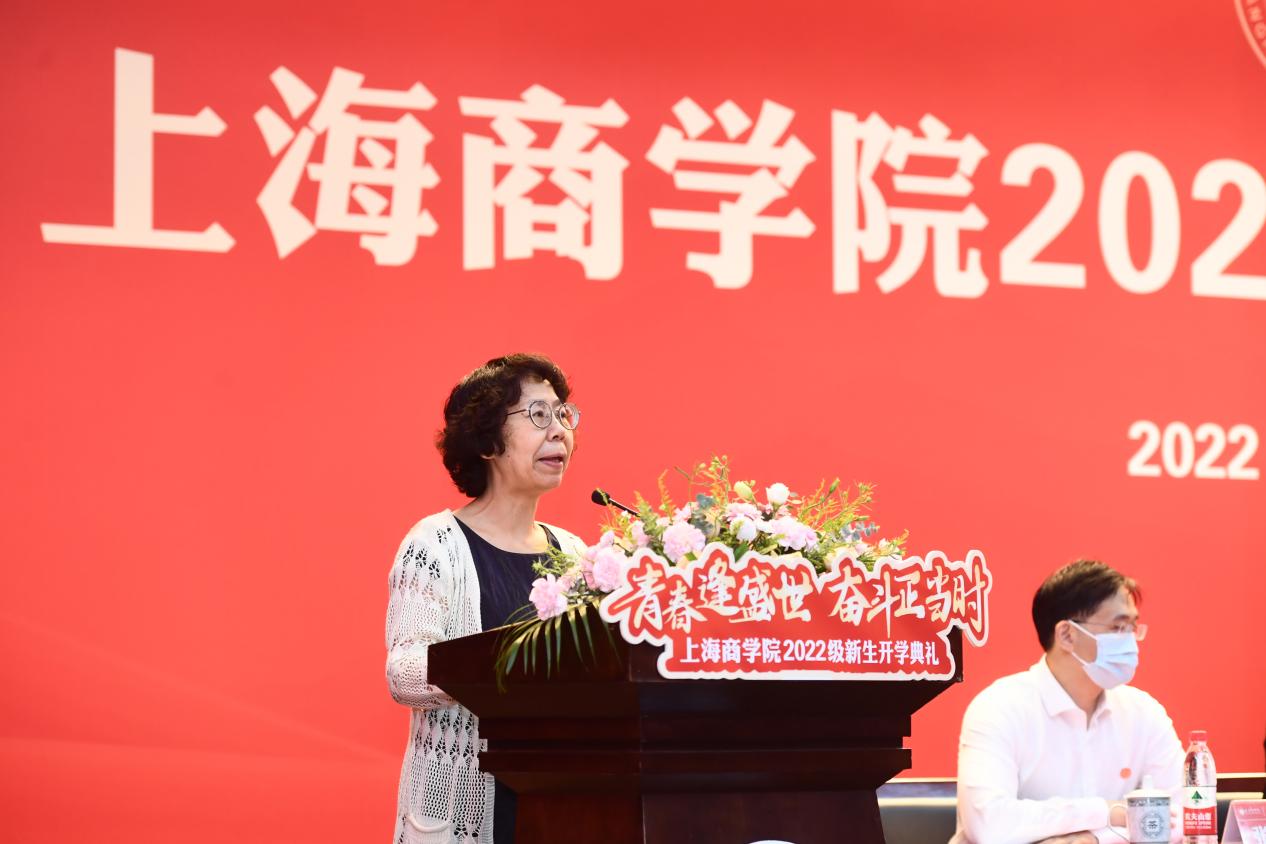 贺瑛宣读了《关于表彰2022级本科新生奖学金获奖学生的决定》
