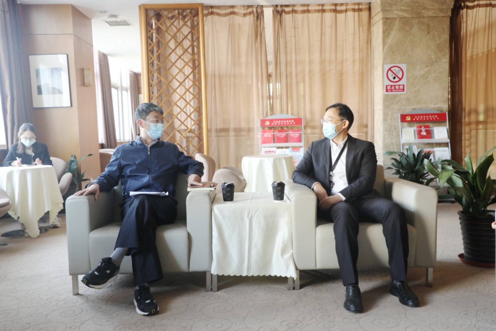 奉贤区纪委书记、监委主任郑立峰一行来校交流考察