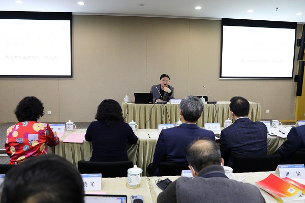 图为陈教授作报告