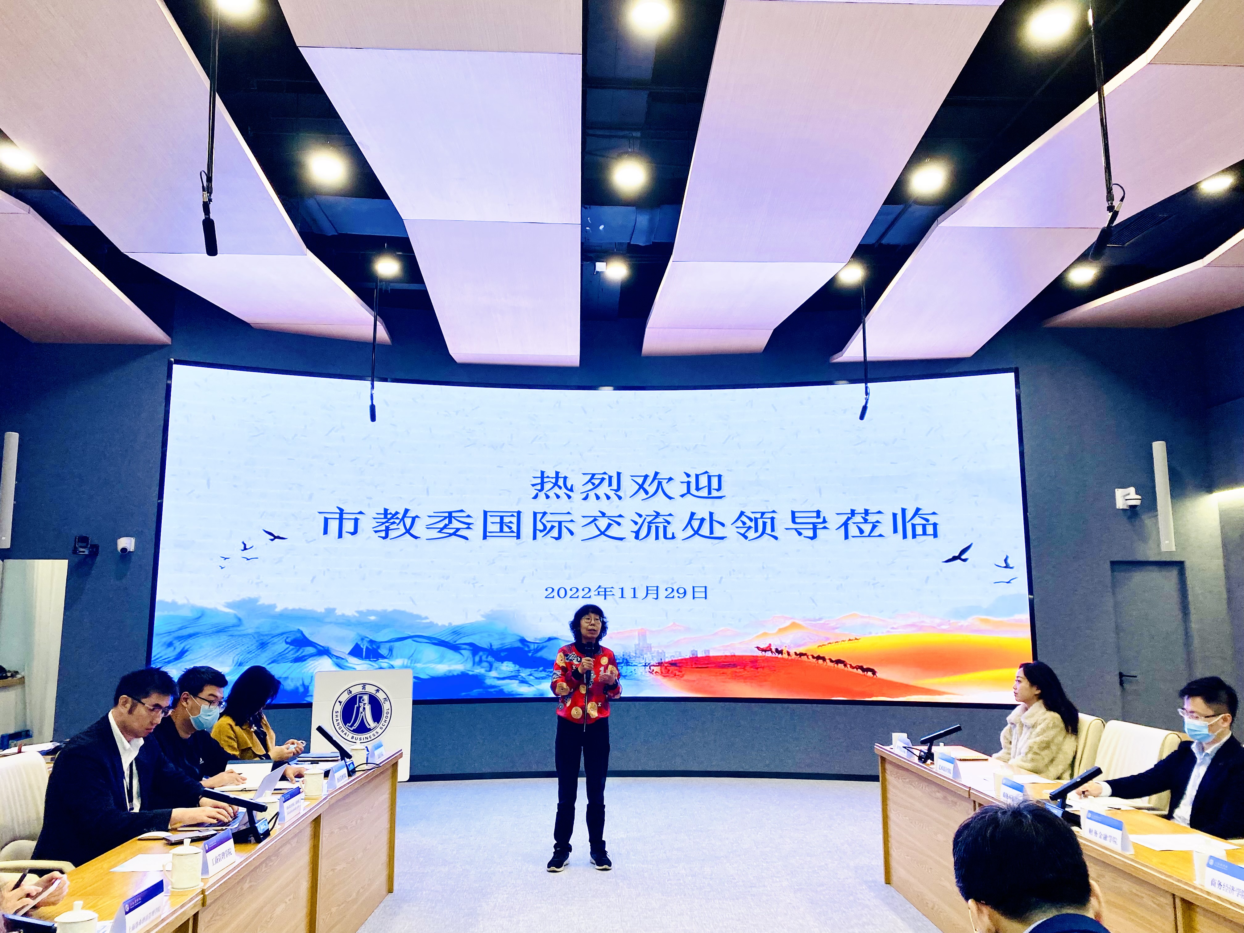 图为贺瑛副校长致欢迎辞并发言