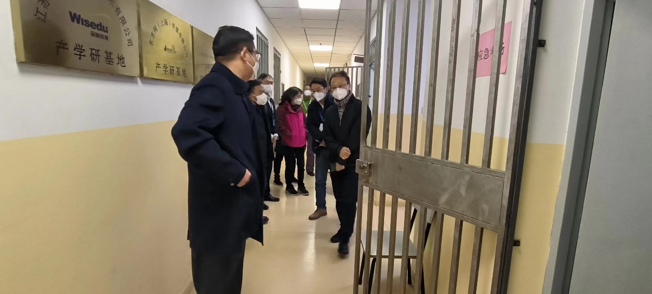 党委书记沈大明陪同市教卫工作党委副书记、市教委副主任闵辉检查应急考场