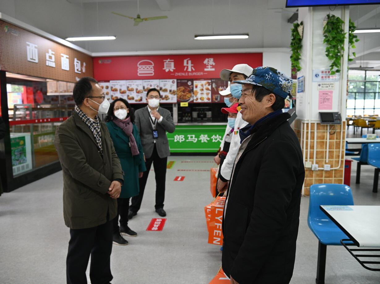 校领导和一线的教职工交流