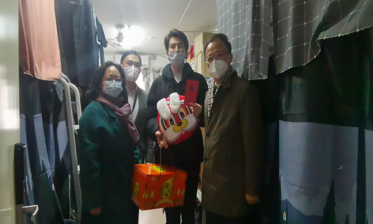 校领导慰问在校学生