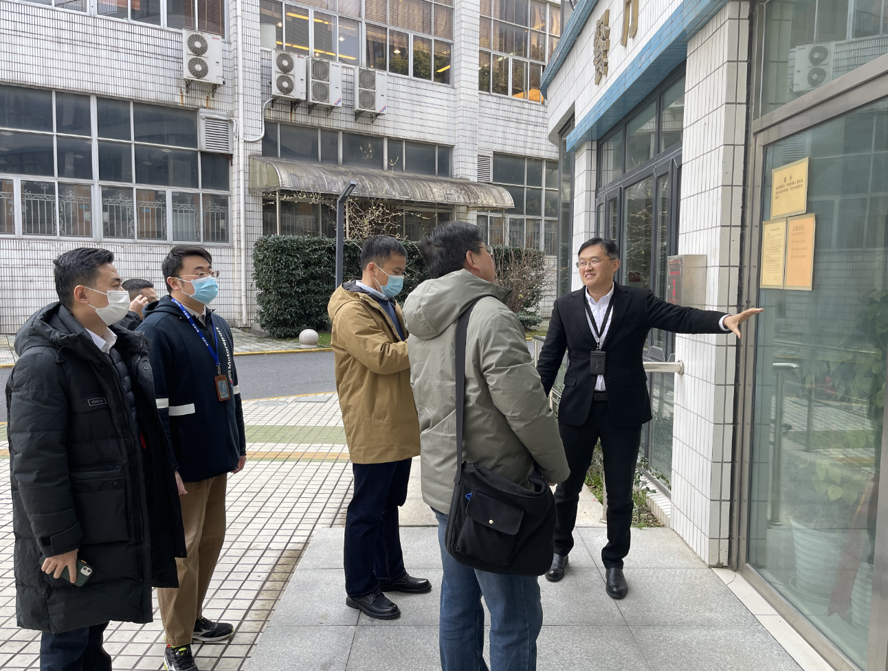 图为副校长张绍华带队检查徐汇校区开学准备工作
