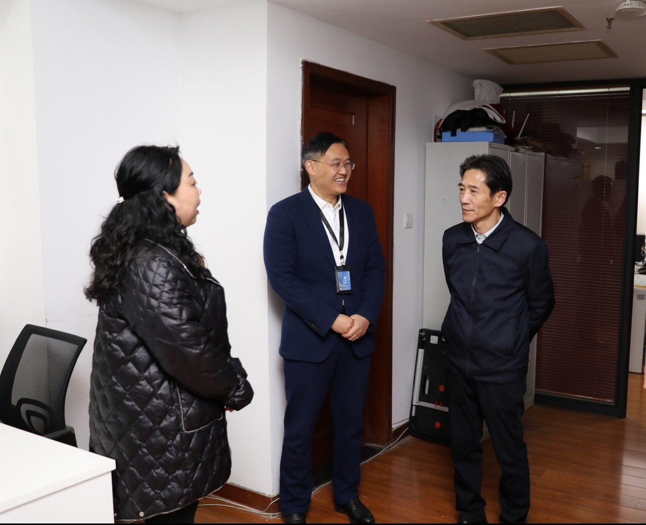 图为校长吴忠、副校长张绍华带队检查开学准备工作
