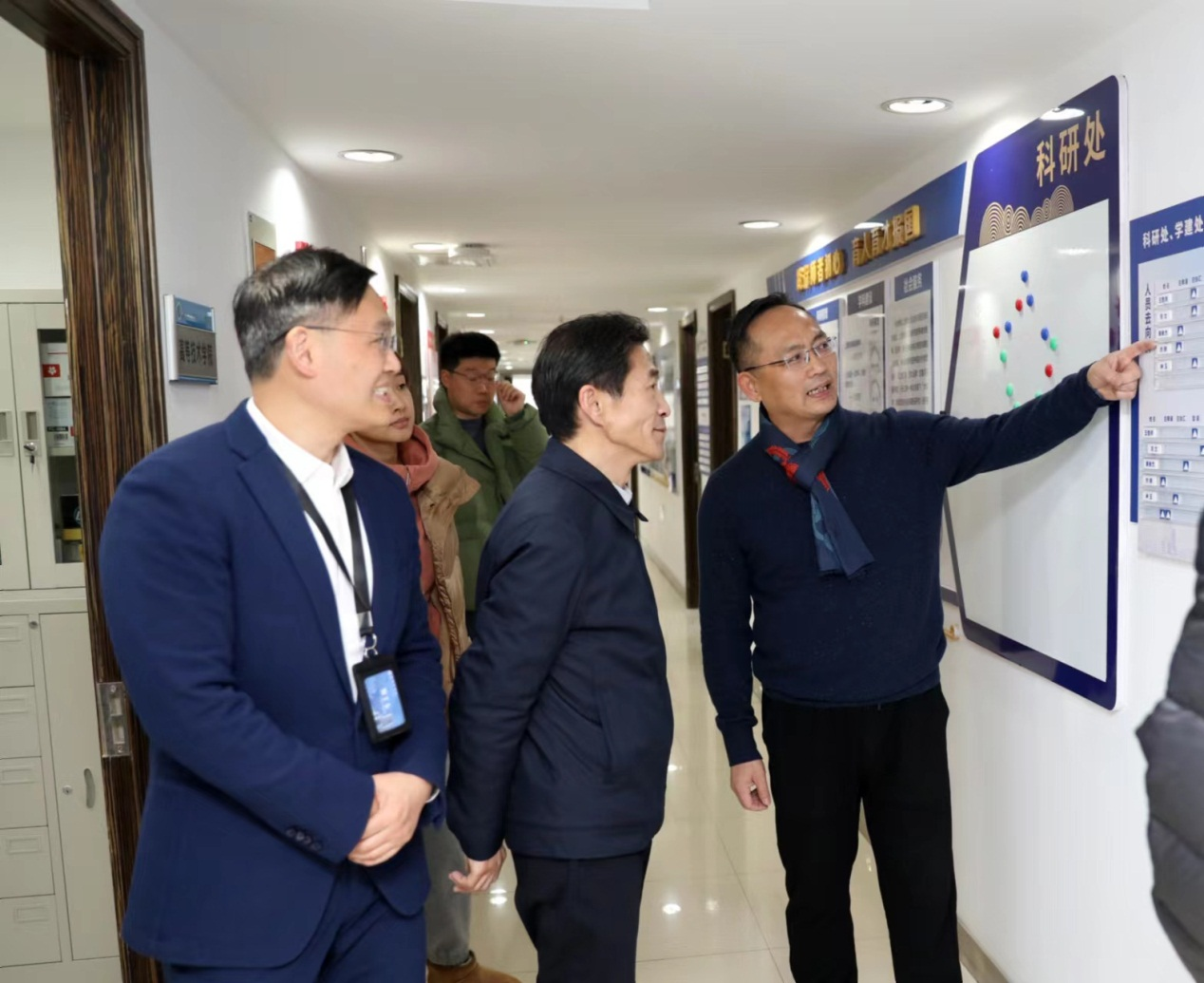 图为校长吴忠、副校长张绍华带队检查开学准备工作