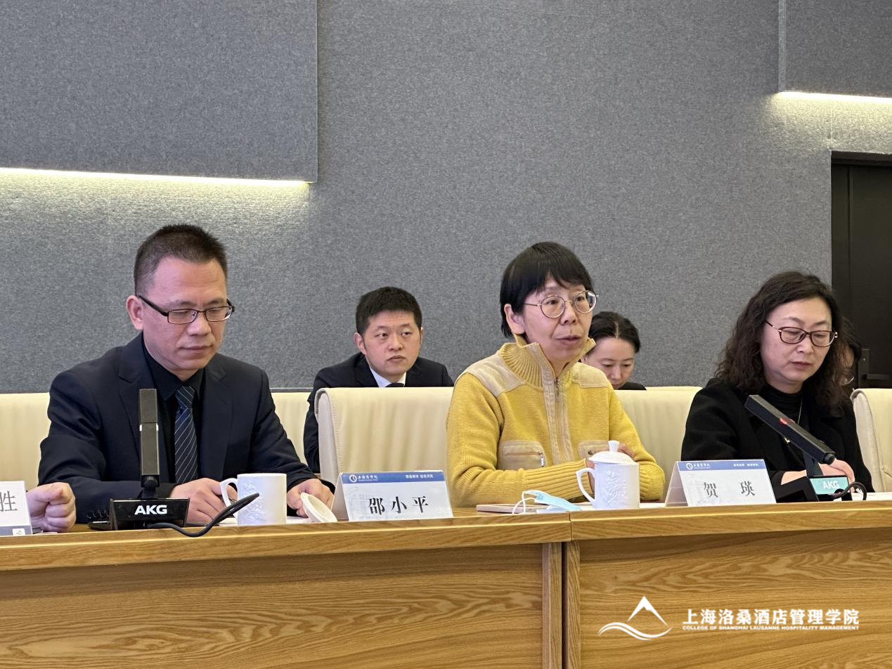 图为贺瑛副校长介绍学校基本情况