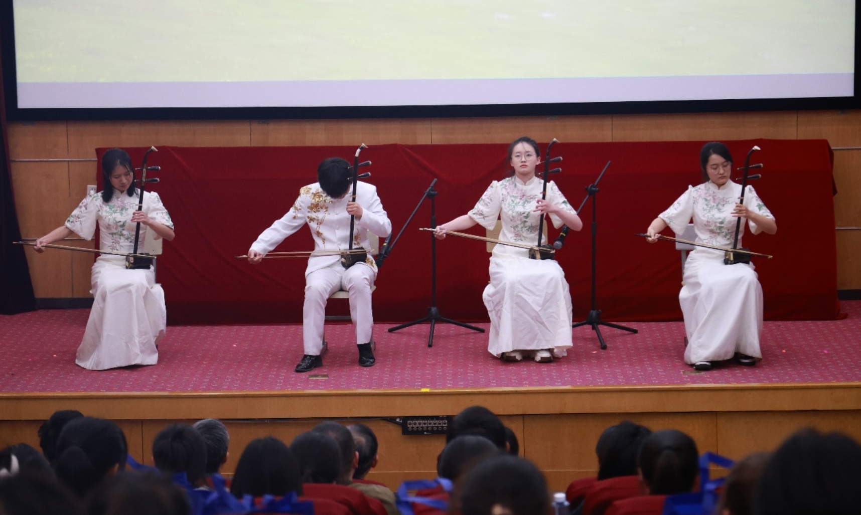 学生民乐演奏“万马奔腾”