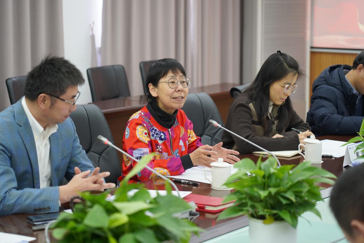 图为贺瑛发言